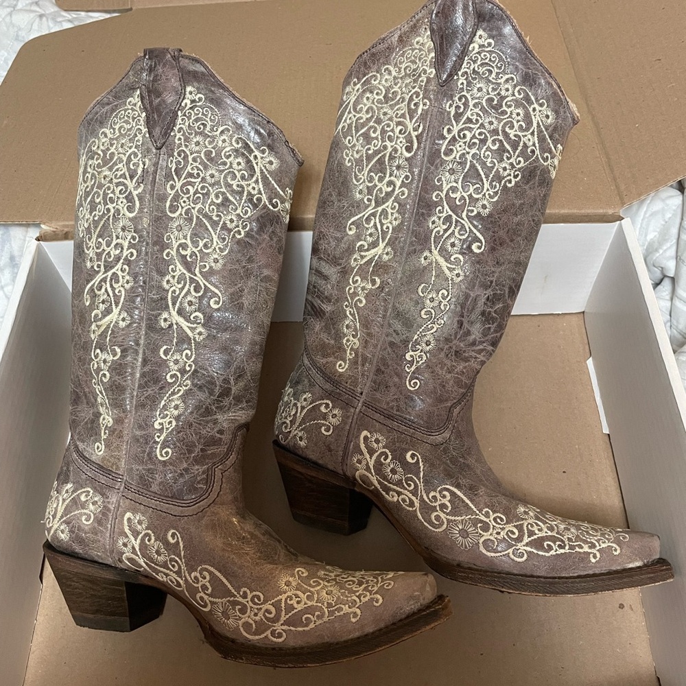 CORRAL Size 7 Embroidered Boot LIKE NEW